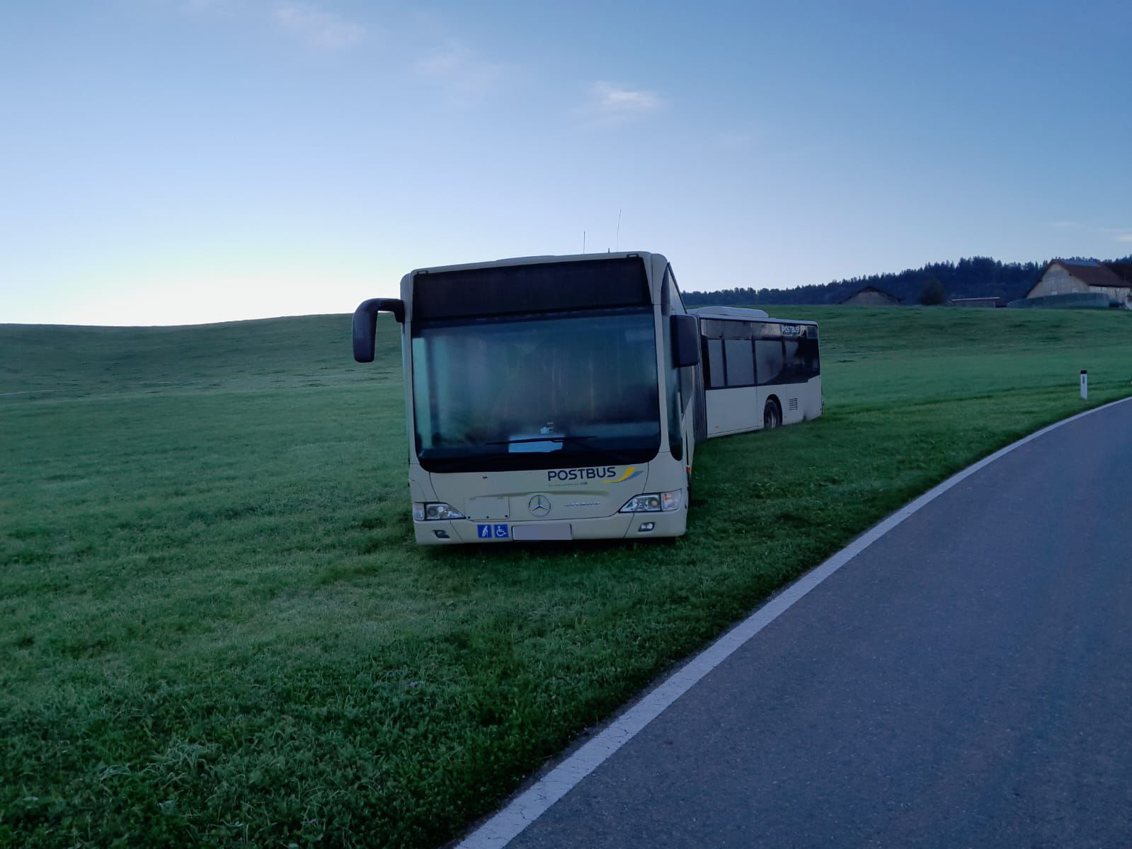 Der Bus wurde am Montagmorgen geborgen. Der Bus wurde am Montagmorgen geborgen.