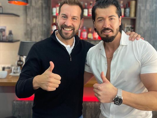 Bürgermeister Simon Tschann mit dem Bludenzer Meisterfriseur Apo Atalay