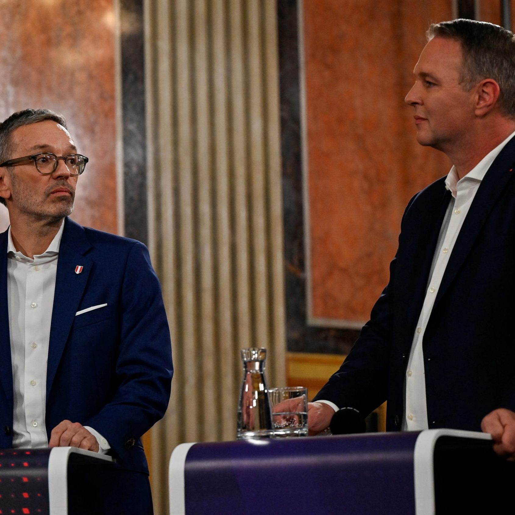 Kickl (l.) und Babler (r.) bei einer TV-Diskussion am Tag der Nationalratswahl.