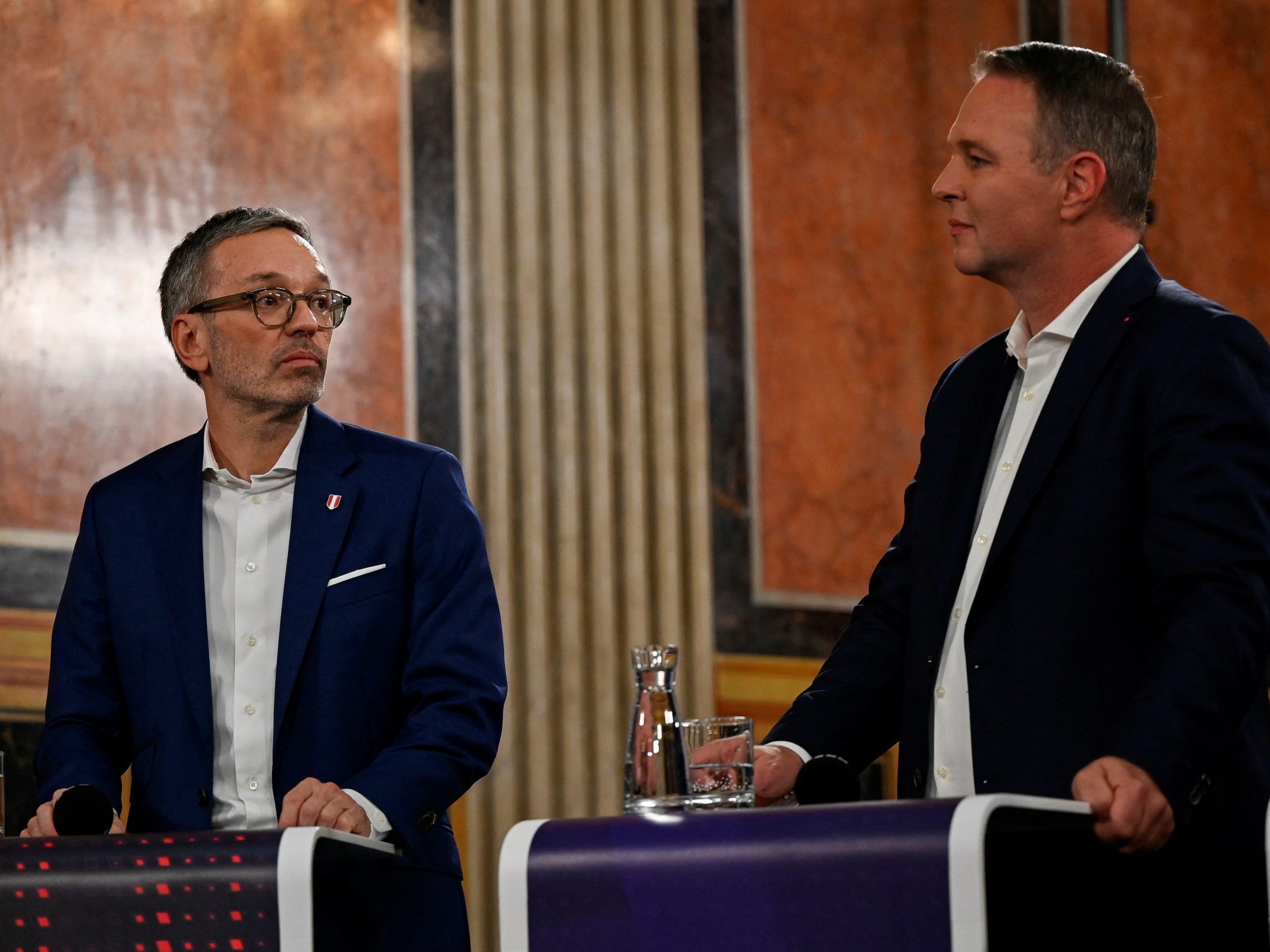 Kickl (l.) und Babler (r.) bei einer TV-Diskussion am Tag der Nationalratswahl. Kickl (l.) und Babler (r.) bei einer TV-Diskussion am Tag der Nationalratswahl.