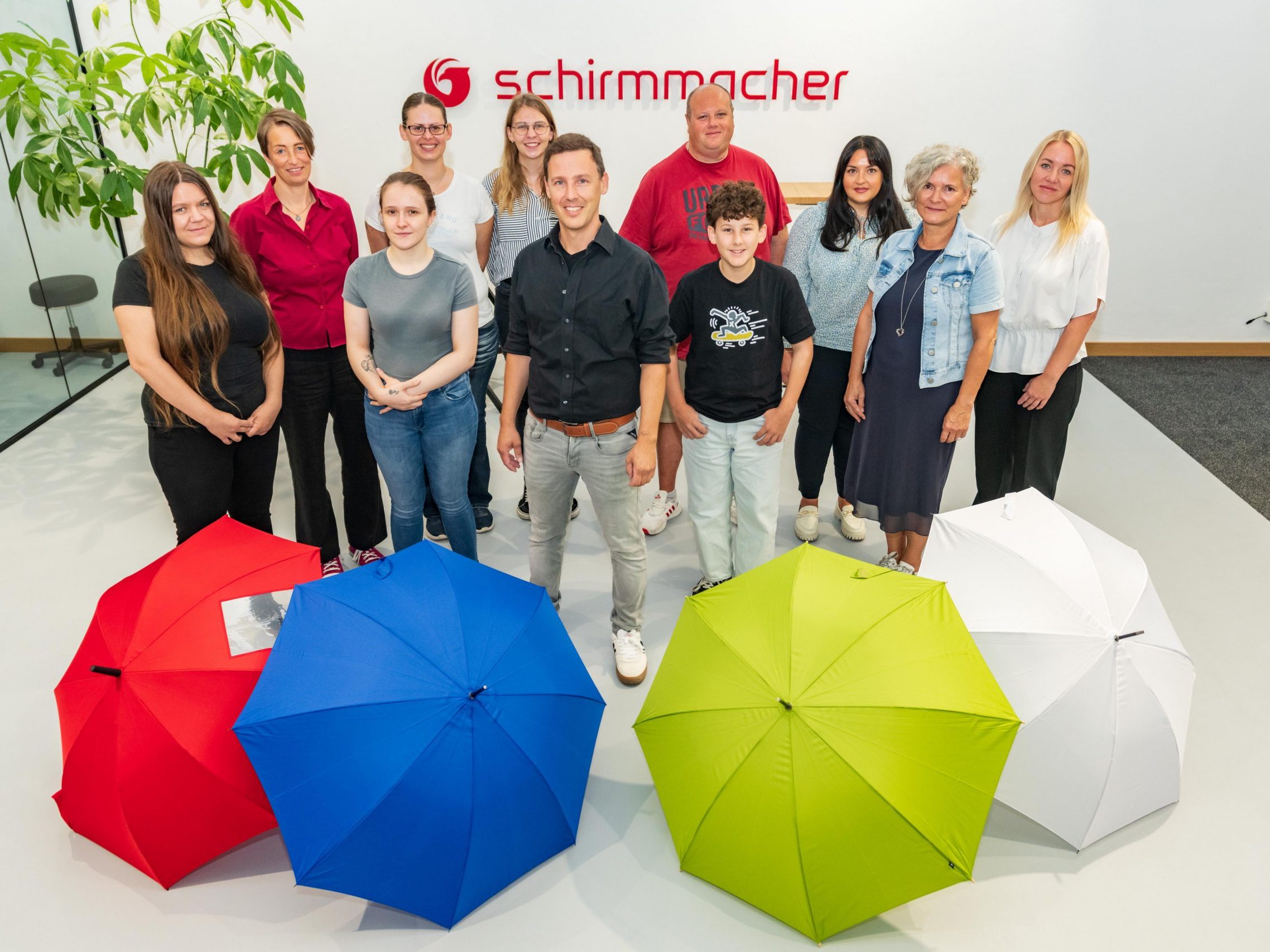 Das Schirmmacher-Team rund um Gründer Christian Ströhle (m.). Das Schirmmacher-Team rund um Gründer Christian Ströhle (m.).