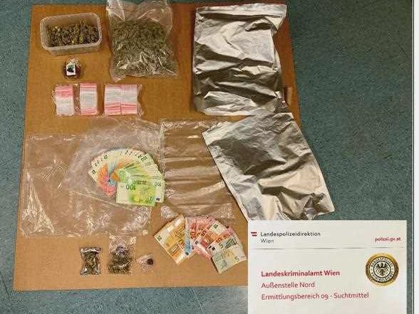 Bei der Hausdurchsuchung wurden Drogen und Bargeld sichergestellt.