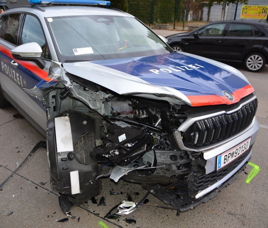 Der Streifenwagen wurde bei dem Crash schwer beschädigt. Der Streifenwagen wurde bei dem Crash schwer beschädigt.