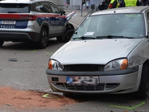 Der 30-jährige PKW-Lenker krachte frontal in den Streifenwagen. Der 30-jährige PKW-Lenker krachte frontal in den Streifenwagen.