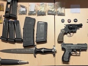 Der Randalierer hatte in seiner Wohnung ein Waffenarsenal. Der Randalierer hatte in seiner Wohnung ein Waffenarsenal.