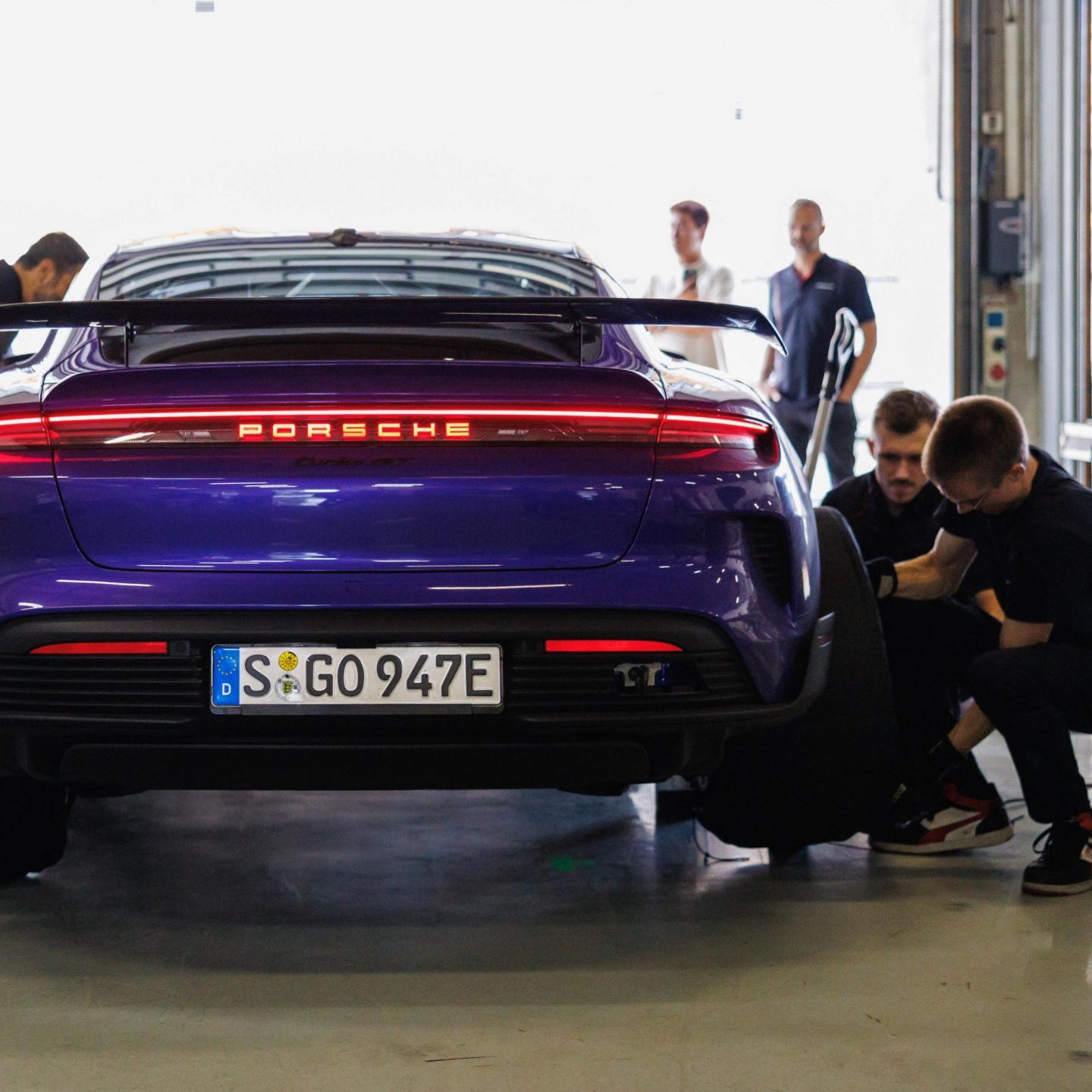 Mit diesem Taycan Turbo GT mit Weissach-Paket stellte Porsche einen Rundenrekord auf.