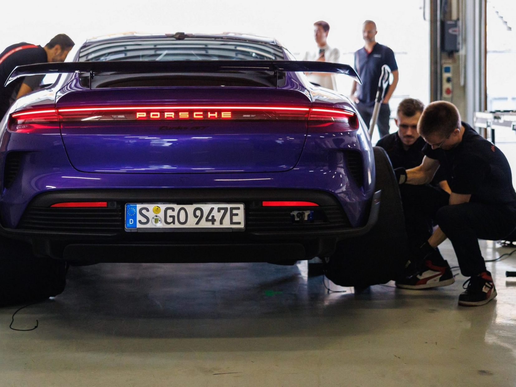 Mit diesem Taycan Turbo GT mit Weissach-Paket stellte Porsche einen Rundenrekord auf.