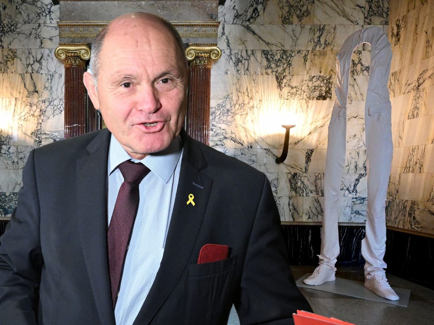 Ohne Kurator und ohne die Präsidiale damit zu befassen - Stückkosten von 120.000 Euro Ohne Kurator und ohne die Präsidiale damit zu befassen - Stückkosten von 120.000 Euro