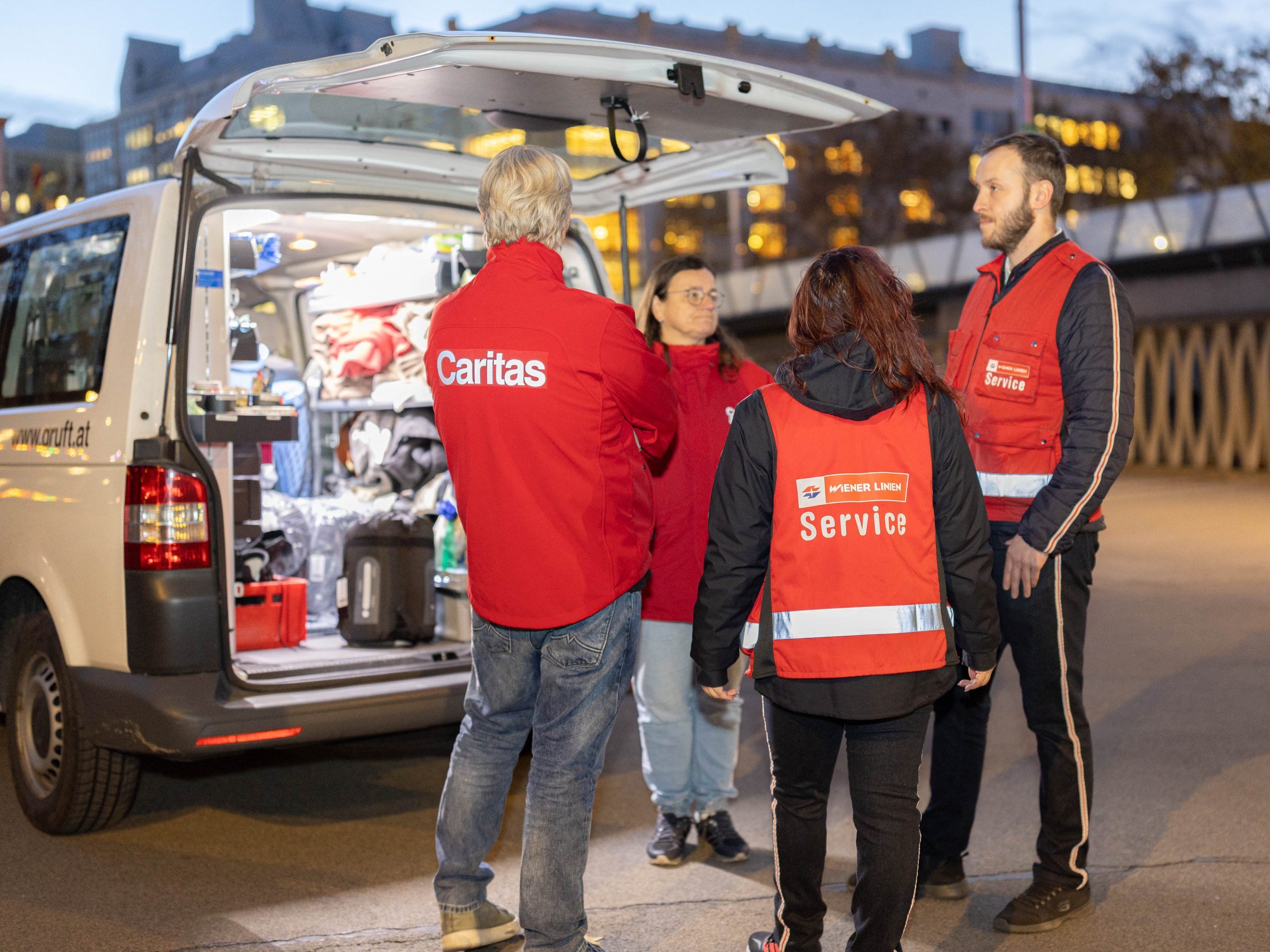 Die Wiener Linien und die Caritas sind in der kalten Jahreszeit wieder im Einsatz für obdachlose Menschen. Die Wiener Linien und die Caritas sind in der kalten Jahreszeit wieder im Einsatz für obdachlose Menschen.