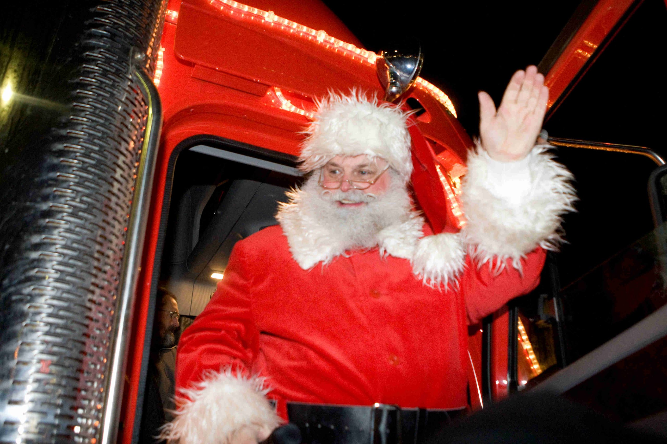 Der Coca-Cola Weihnachtsmann wird vor Ort sein und steht für Erinnerungsfotos bereit. Der Coca-Cola Weihnachtsmann wird vor Ort sein und steht für Erinnerungsfotos bereit.