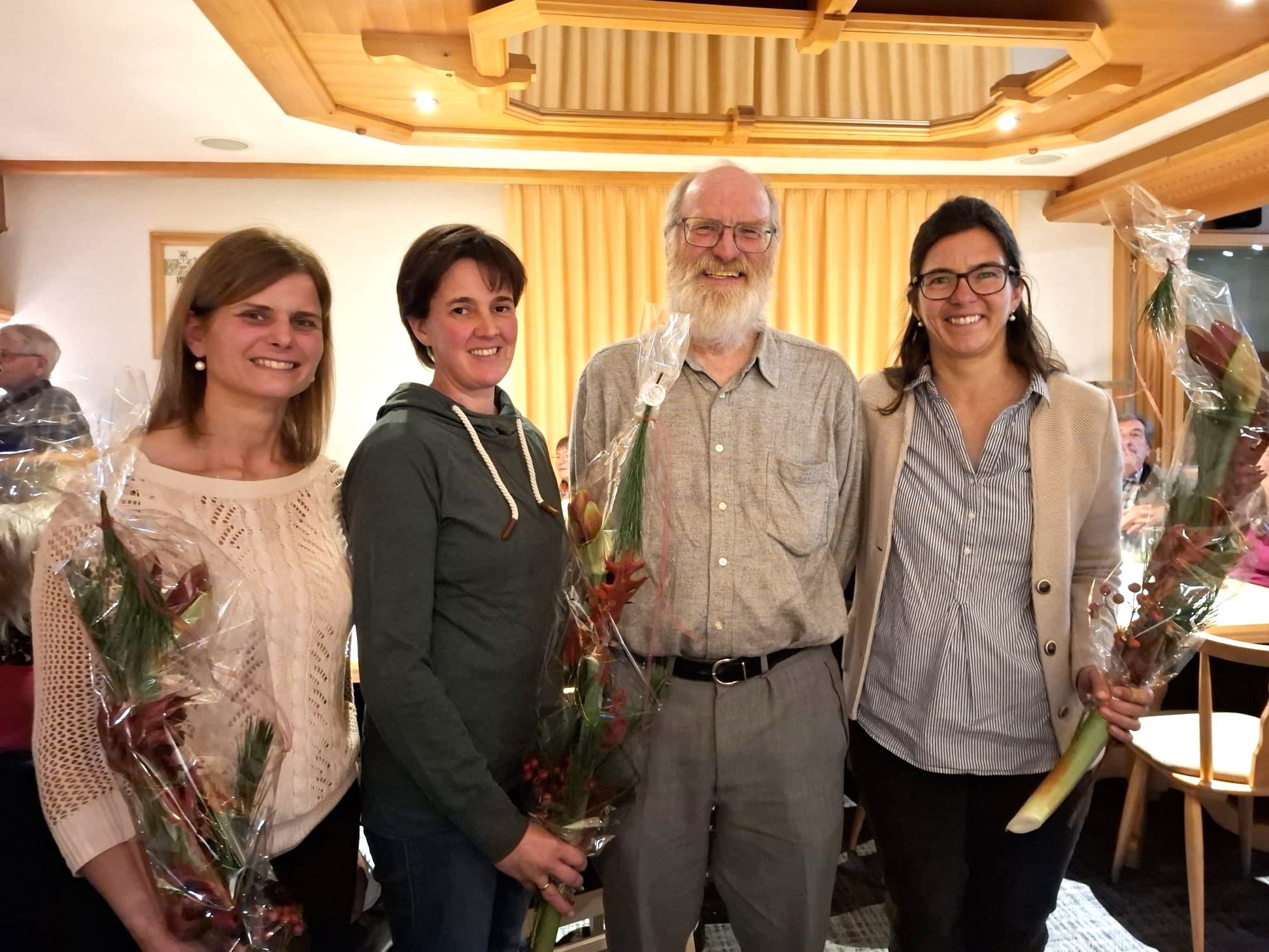 Planung und Organisation der Stammtisch-Gespräche: Annette Sohler, Isabella Vögel, Pfarrer Josef Walter und Silvia Berger. Planung und Organisation der Stammtisch-Gespräche: Annette Sohler, Isabella Vögel, Pfarrer Josef Walter und Silvia Berger.