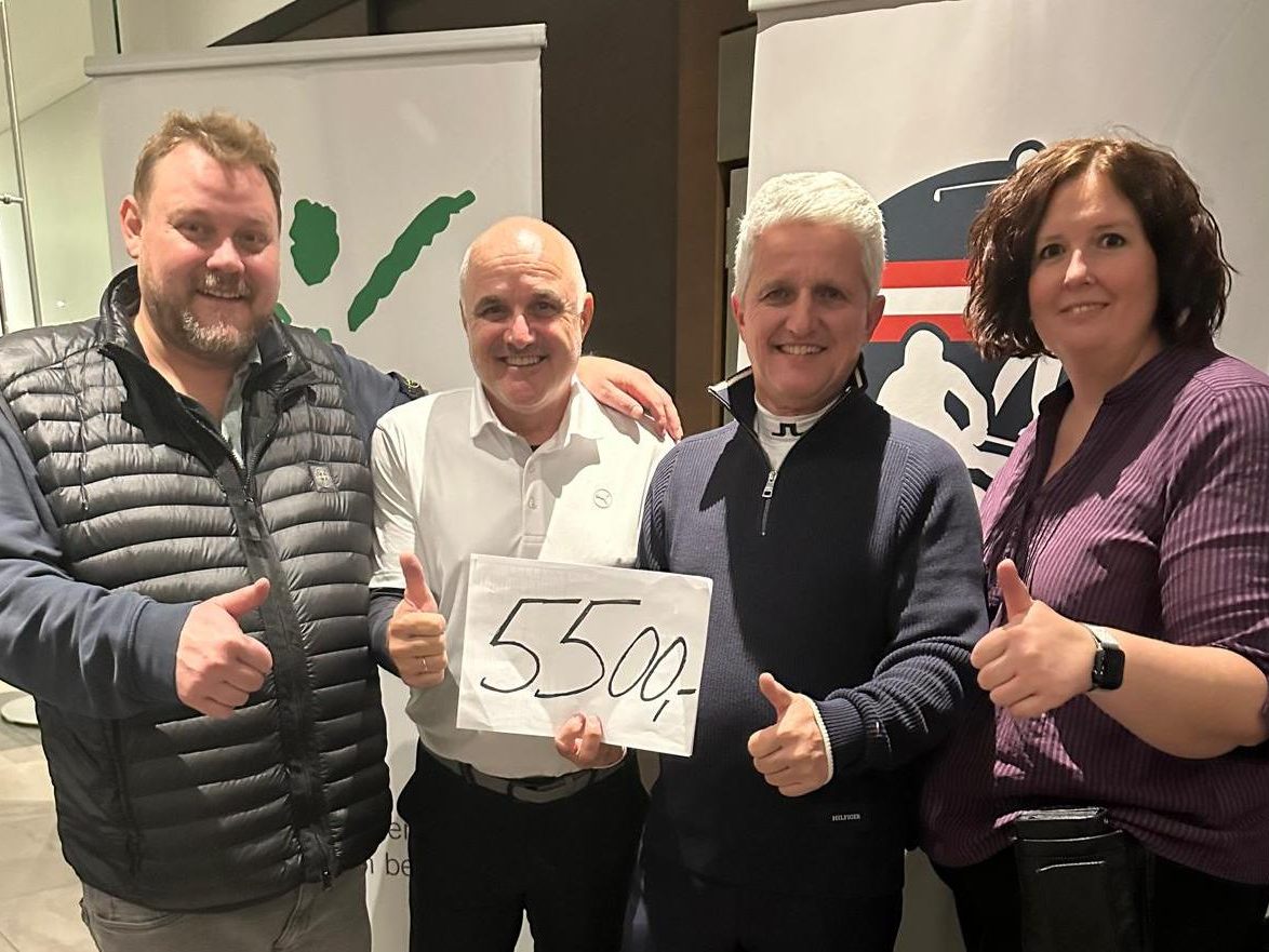 Stefan Riest (l.) und Nicole Amann übergaben den gesammelten Betrag symbolisch an Manfred Ganahl (2. v.l.) vom Jupident sowie Wolfgang Kopf (Ski & Golf).