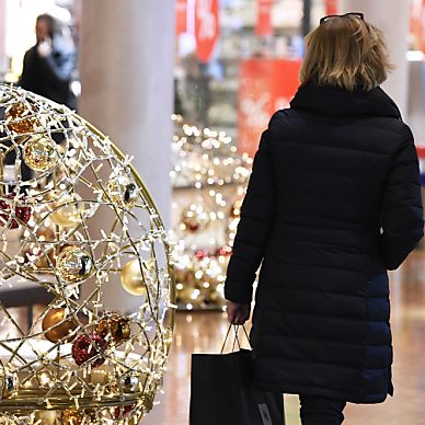 Fast ein Drittel will heuer laut Umfrage weniger für Geschenke ausgeben