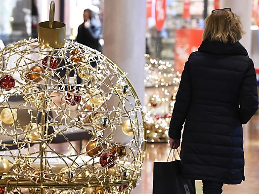 Fast ein Drittel will heuer laut Umfrage weniger für Geschenke ausgeben Fast ein Drittel will heuer laut Umfrage weniger für Geschenke ausgeben