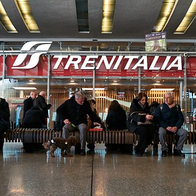 Reisende suchten nach Informationen, um ans Ziel zu kommen