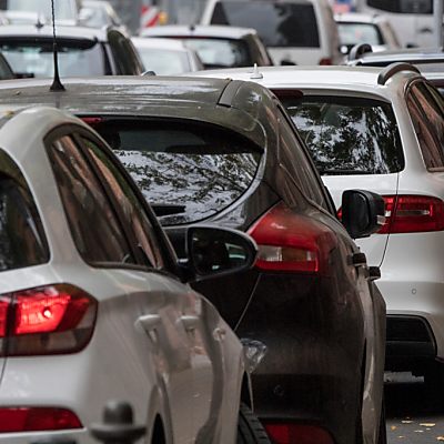 In den Städten gibt es weniger Autos je Einwohner