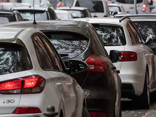 In den Städten gibt es weniger Autos je Einwohner In den Städten gibt es weniger Autos je Einwohner