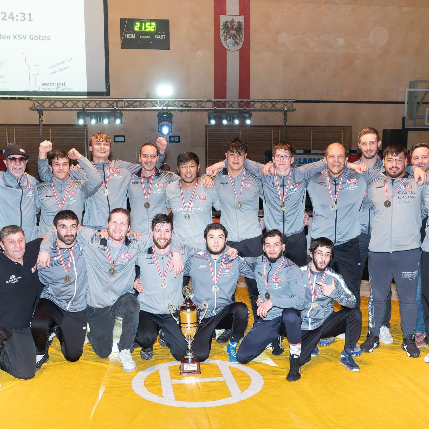 Das siegreiche Team des KSV Götzis! (links außen Martin Klien, Vizepräsident des ÖARV und rechts außen Thomas Reichenauer, Präsident des ÖARV)