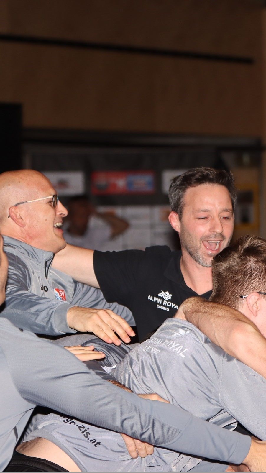 KSV Götzis mit Trainer Michael Häusle jubeln über den Derbyerfolg und den dritten Endrang in der Bundesliga.