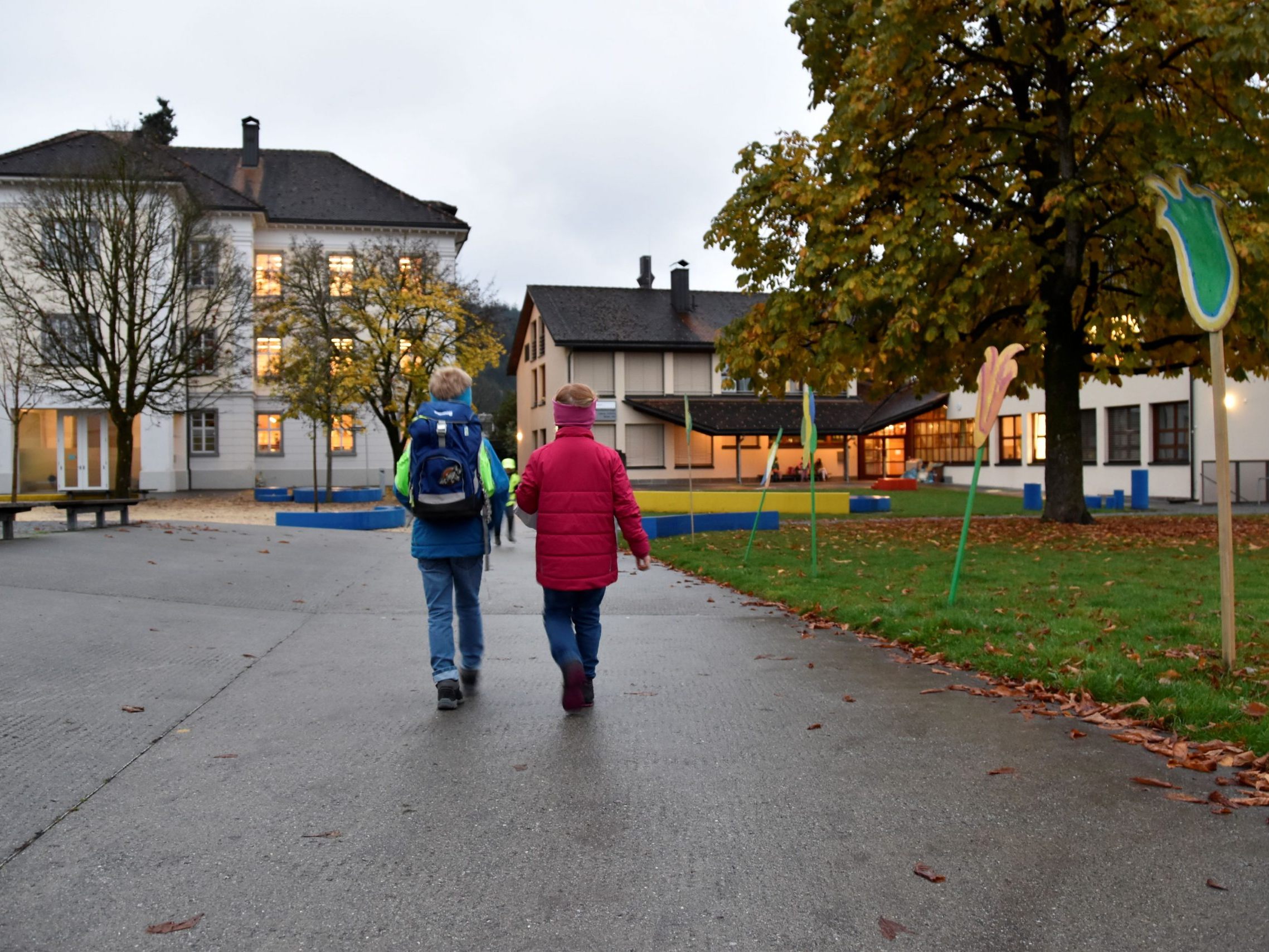 Kinder auf dem Schulweg in Rankweil.