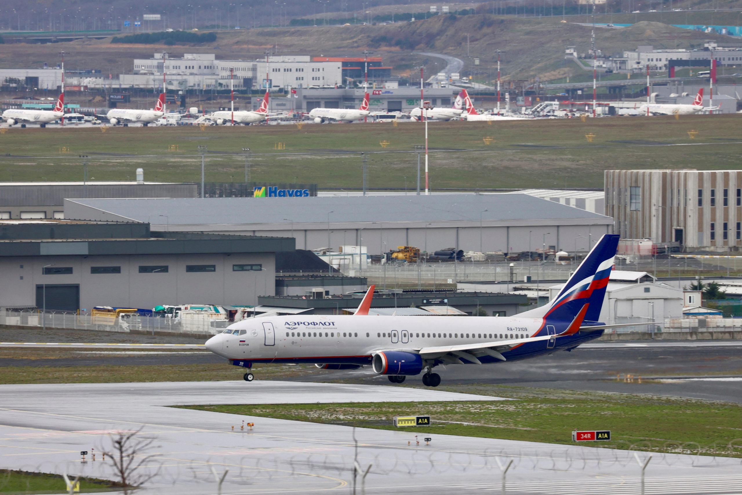 Der Luxus-Parkplatz in München: Dieser Aeroflot-Jet stand seit 2022 still. Der Luxus-Parkplatz in München: Dieser Aeroflot-Jet stand seit 2022 still.