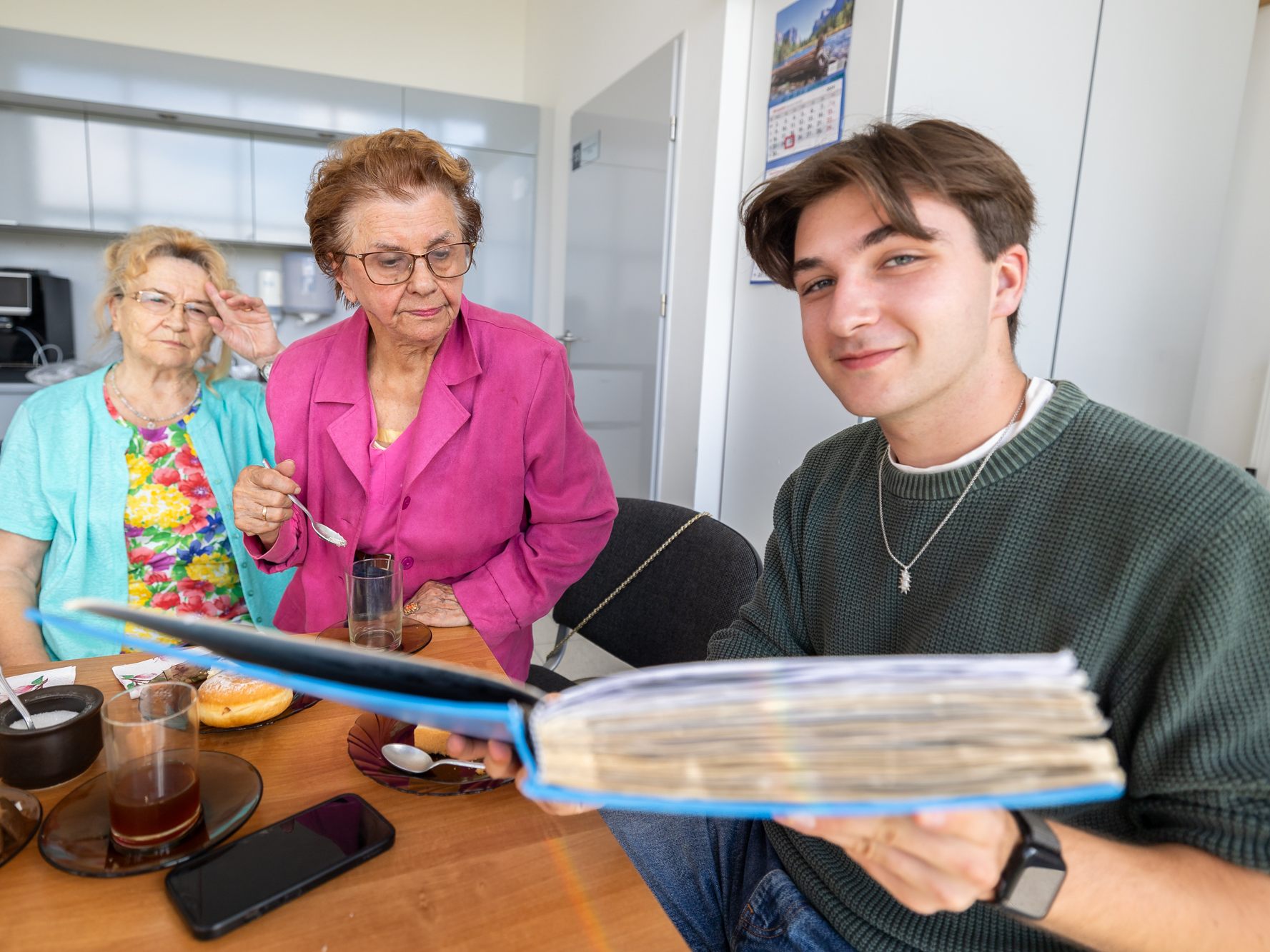 Die Treffen mit Zeitzeugen des Holocaust gehören für Severin Telser zu den Highlights seines Gedenkdiensts. Die Treffen mit Zeitzeugen des Holocaust gehören für Severin Telser zu den Highlights seines Gedenkdiensts.