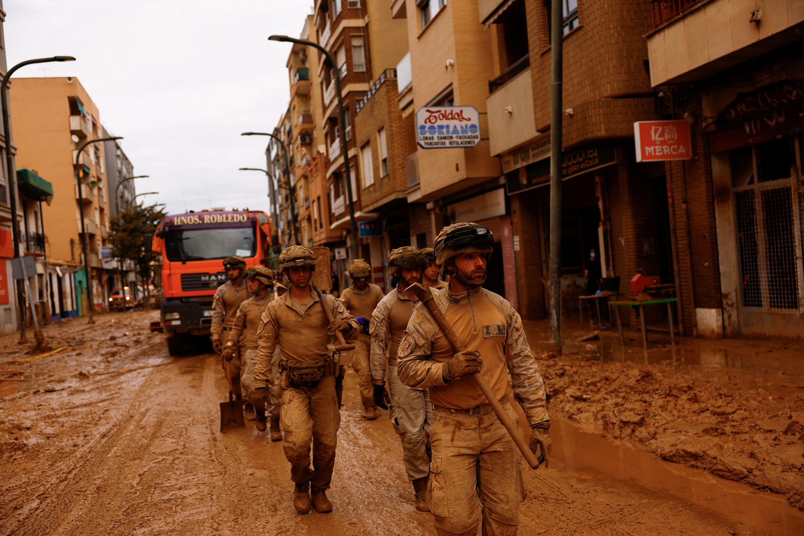 Sechs Tage nach katastrophalen Überschwemmungen entsendet das Land 7.500 Soldaten in die Region um Valencia. 