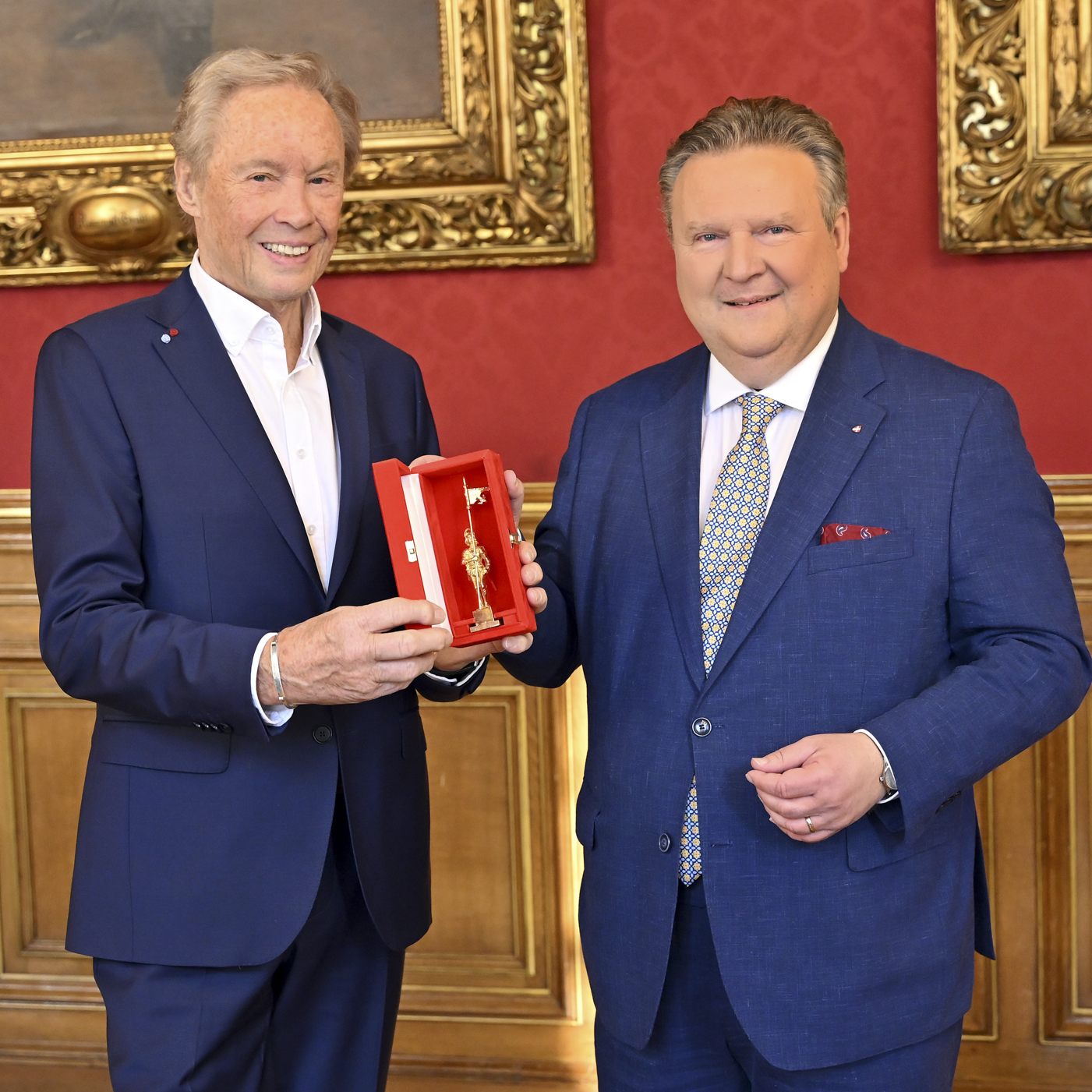 Kraus durfte sich vor seinem Auftritt in der Wiener Stadthalle über den Goldenen Rathausmann freuen.