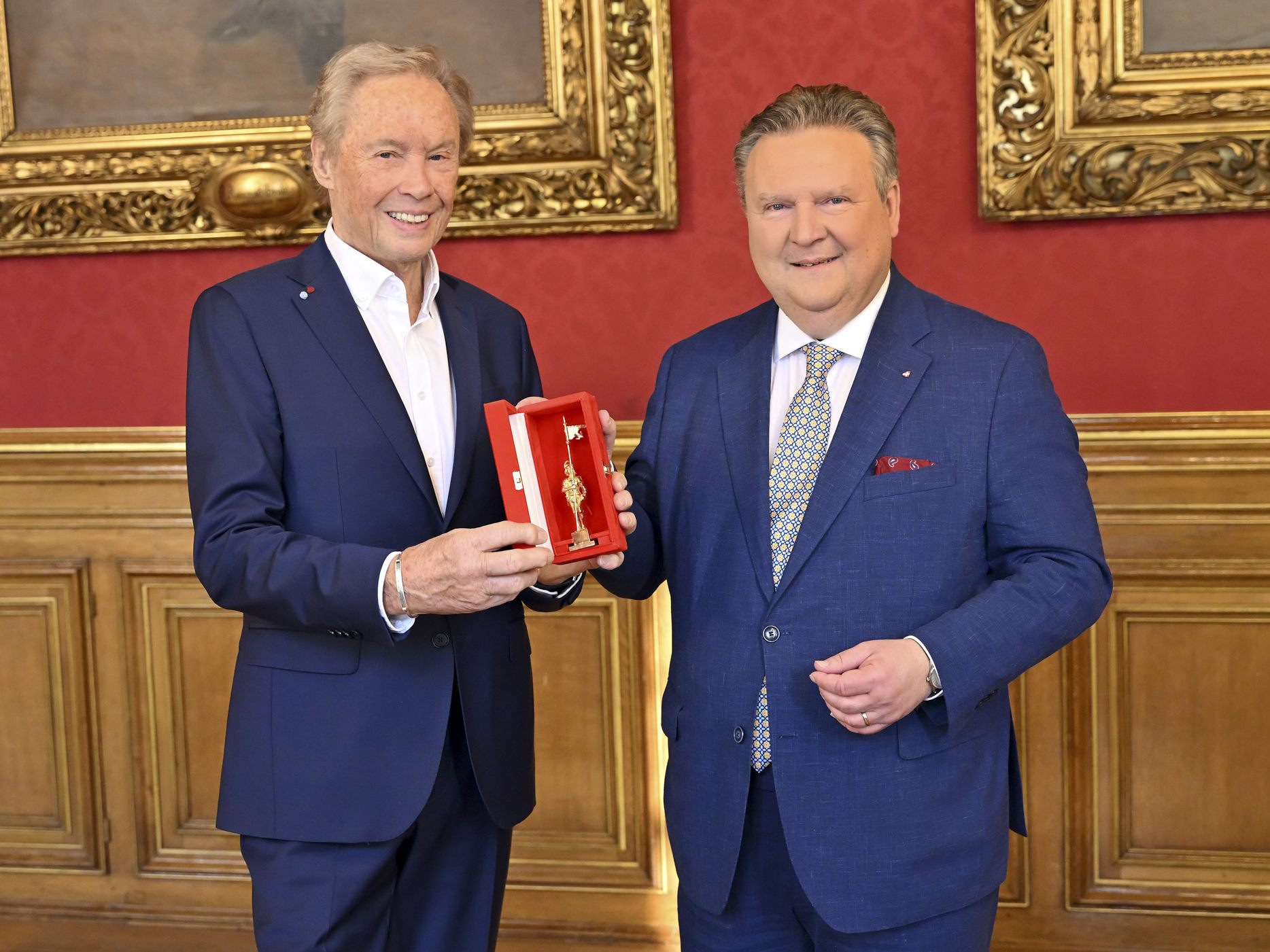 Kraus durfte sich vor seinem Auftritt in der Wiener Stadthalle über den Goldenen Rathausmann freuen.