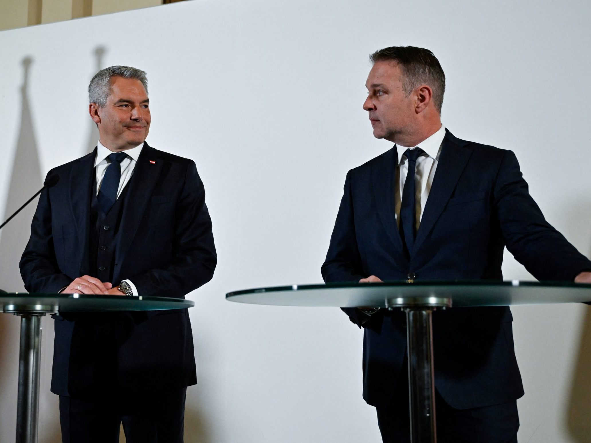 ÖVP und SPÖ laden die NEOS zu Sondierungen ein.