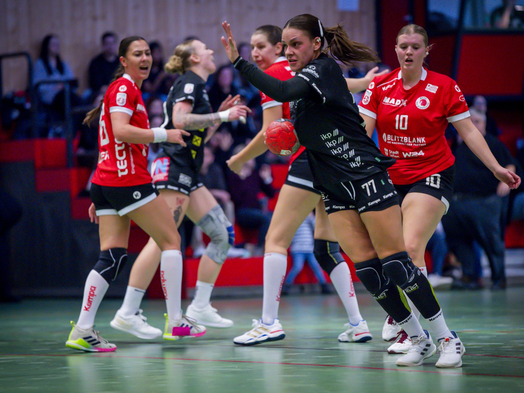 Im Nachtragspiel gegen Atzgersdorf setzte es für die Schoren-Girls eine knappe Heimniederlage. Im Nachtragspiel gegen Atzgersdorf setzte es für die Schoren-Girls eine knappe Heimniederlage.
