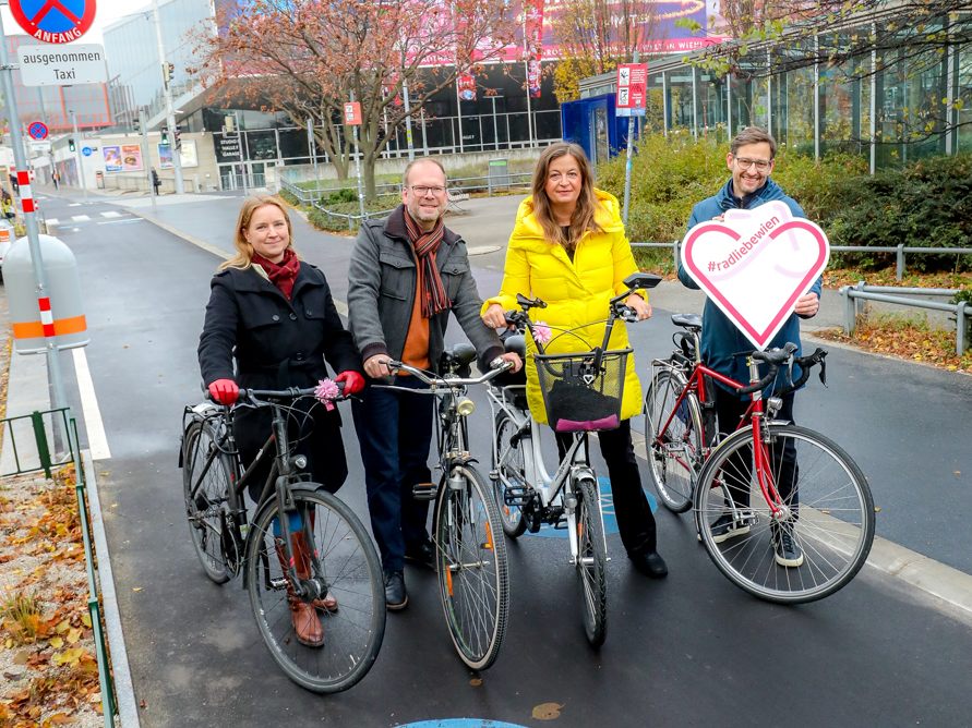 Die Hütteldorfer Straße ist eine wichtige Verkehrsverbindung, die den nördlichen Teil von Rudolfsheim-Fünfhaus in Ost-West-Richtung durchzieht. Die Hütteldorfer Straße ist eine wichtige Verkehrsverbindung, die den nördlichen Teil von Rudolfsheim-Fünfhaus in Ost-West-Richtung durchzieht.