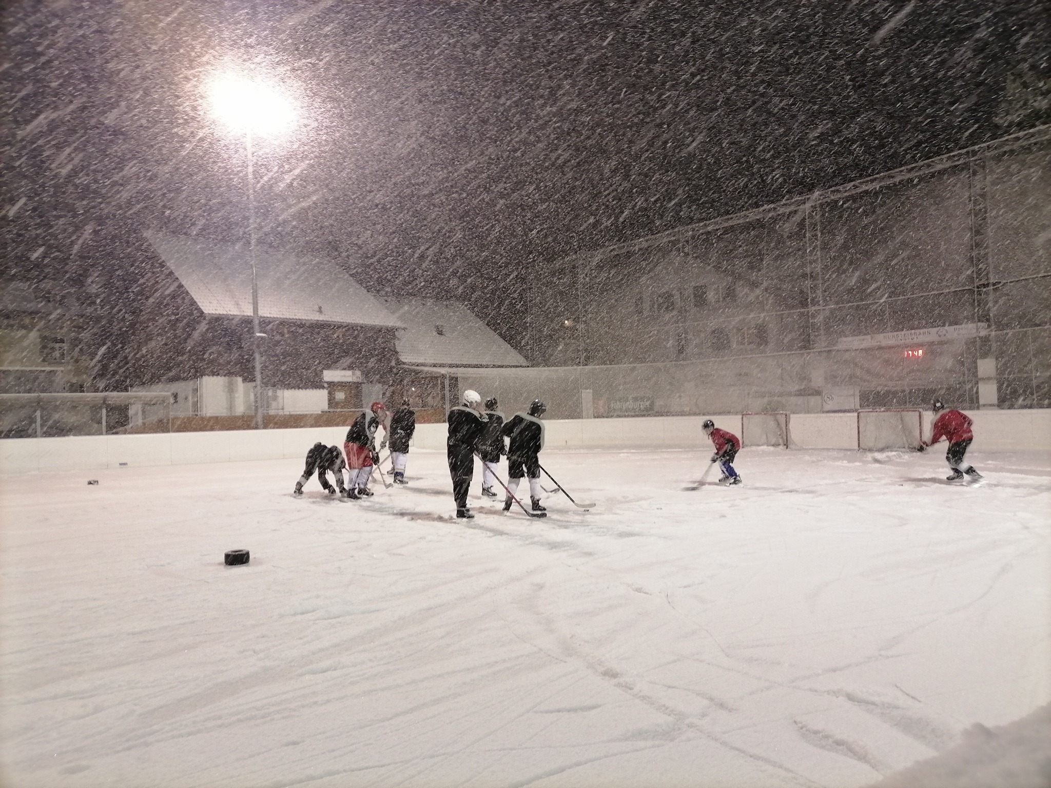 Trotz dichtem Schneegestöber hatten die Hockey-Kids jede Menge Spaß. Trotz dichtem Schneegestöber hatten die Hockey-Kids jede Menge Spaß.