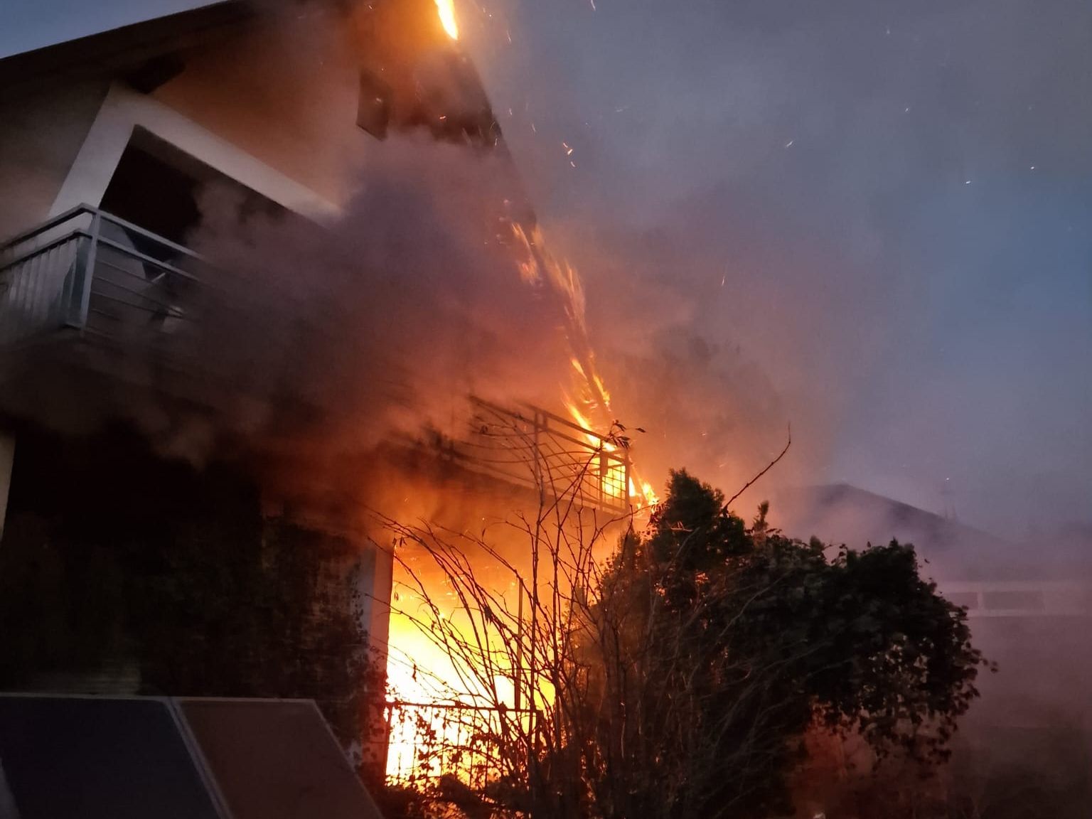 Ein Wohnhausbrand in NÖ forderte drei Verletzte.