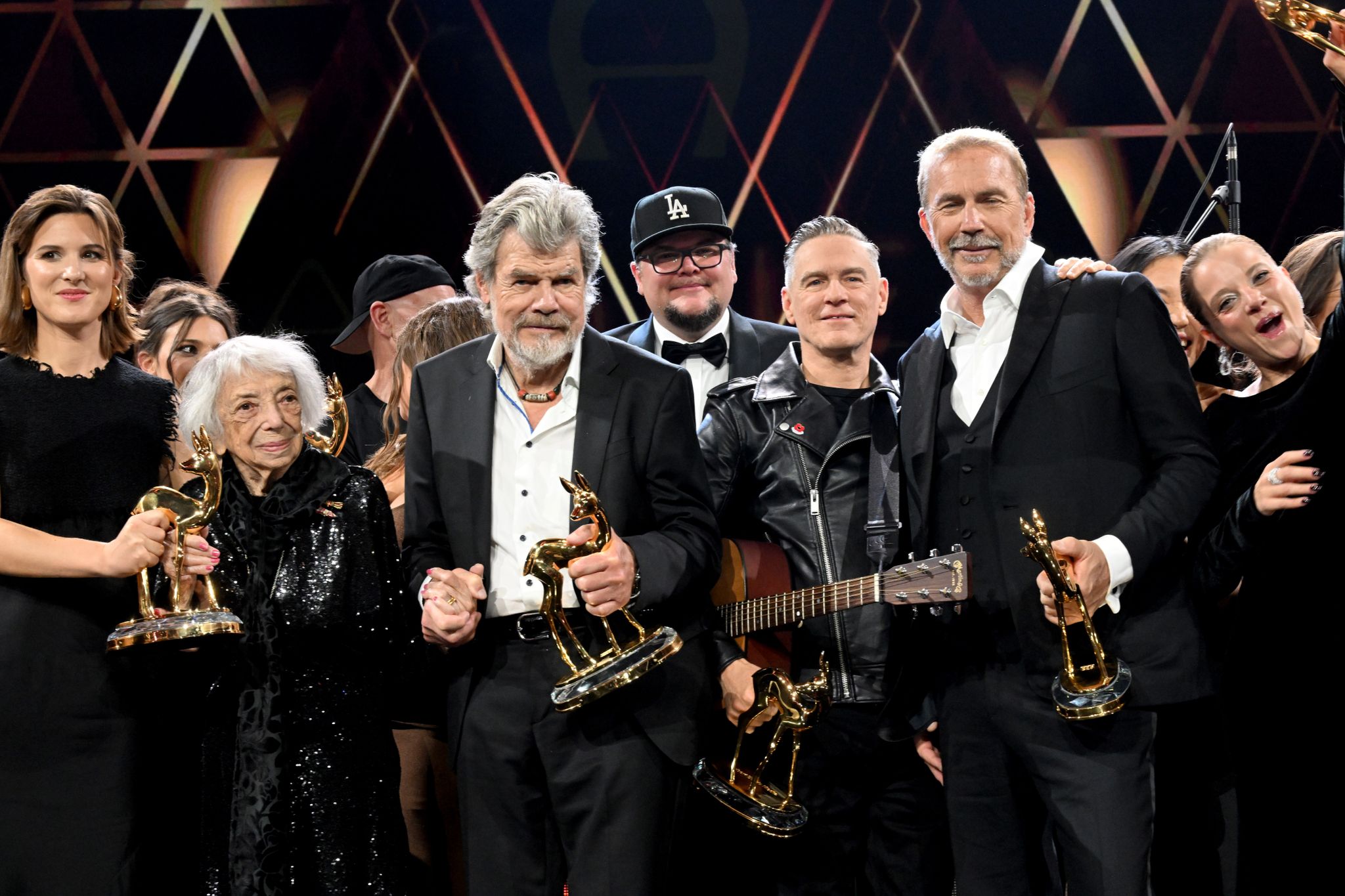 Mitwirkende und Preisträger der Bambi-Verleihung 2024 stehen zusammen auf der Bühne am Ende der Show auf dem Bavaria-Film-Gelände.