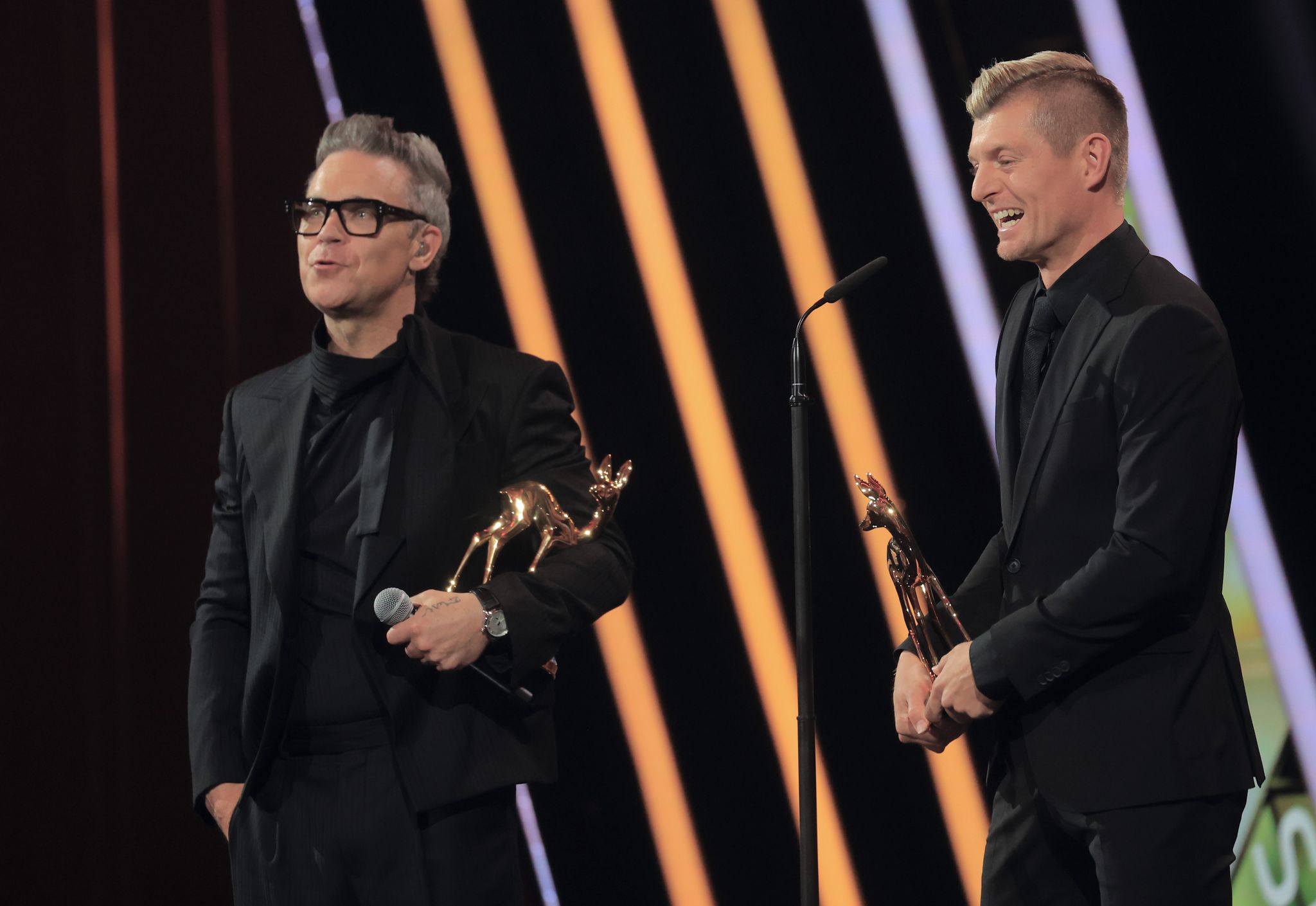 Robbie Williams (links), Preisträger in der Kategorie "Entertainment" steht neben Toni Kroos, Preisträger in der Kategorie "Sport".