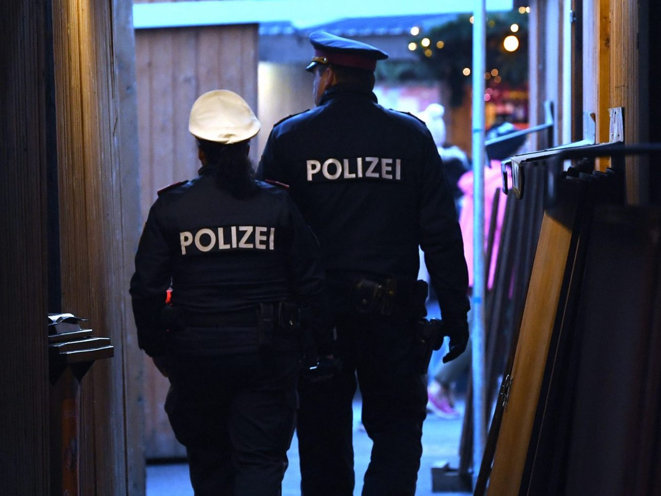Die Polizei nahm die Verdächtigen fest.