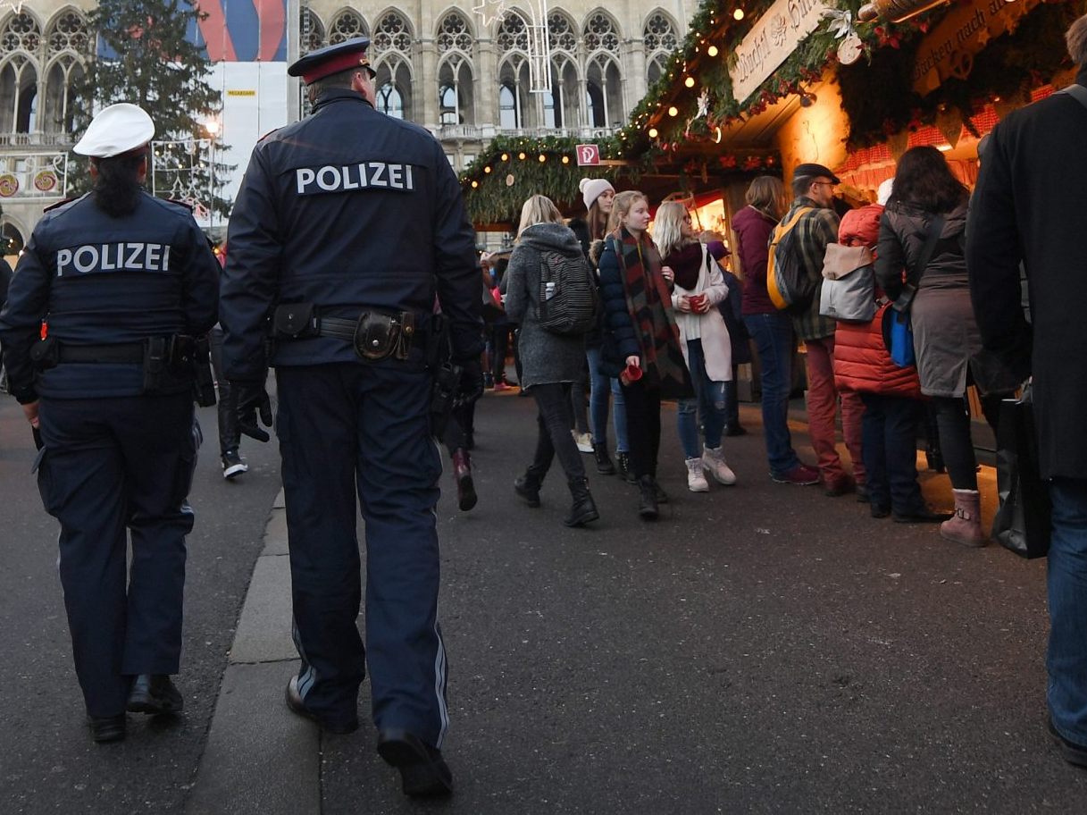 Die Polizei warnt vor Taschen- und Trickdieben auf den Weihnachtsmärkten. Die Polizei warnt vor Taschen- und Trickdieben auf den Weihnachtsmärkten.