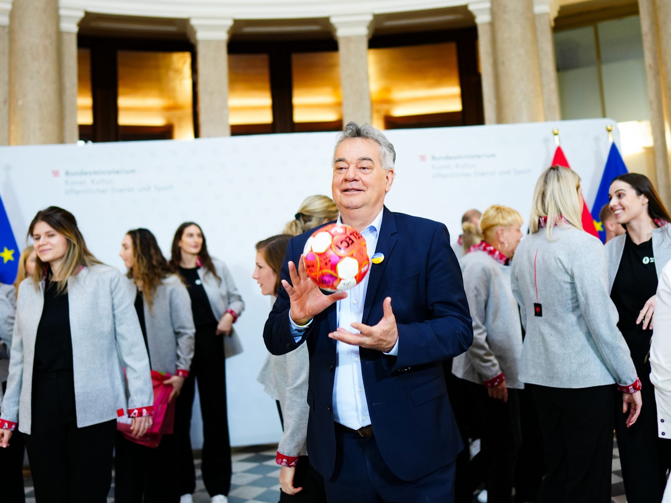 "Genießen Sie diesen 'Once in a lifetime'-Moment", so der Sportminister eine Woche, bevor Österreichs Handball-Damen bei der EM loslegen. "Genießen Sie diesen 'Once in a lifetime'-Moment", so der Sportminister eine Woche, bevor Österreichs Handball-Damen bei der EM loslegen.