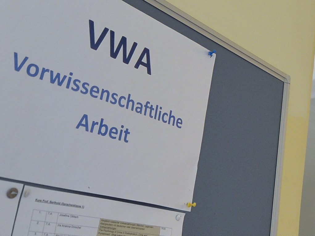 Fast jeder Zweite bleibt bei der Matura bei der Vorwissenschaftlichen Arbeit. Fast jeder Zweite bleibt bei der Matura bei der Vorwissenschaftlichen Arbeit.