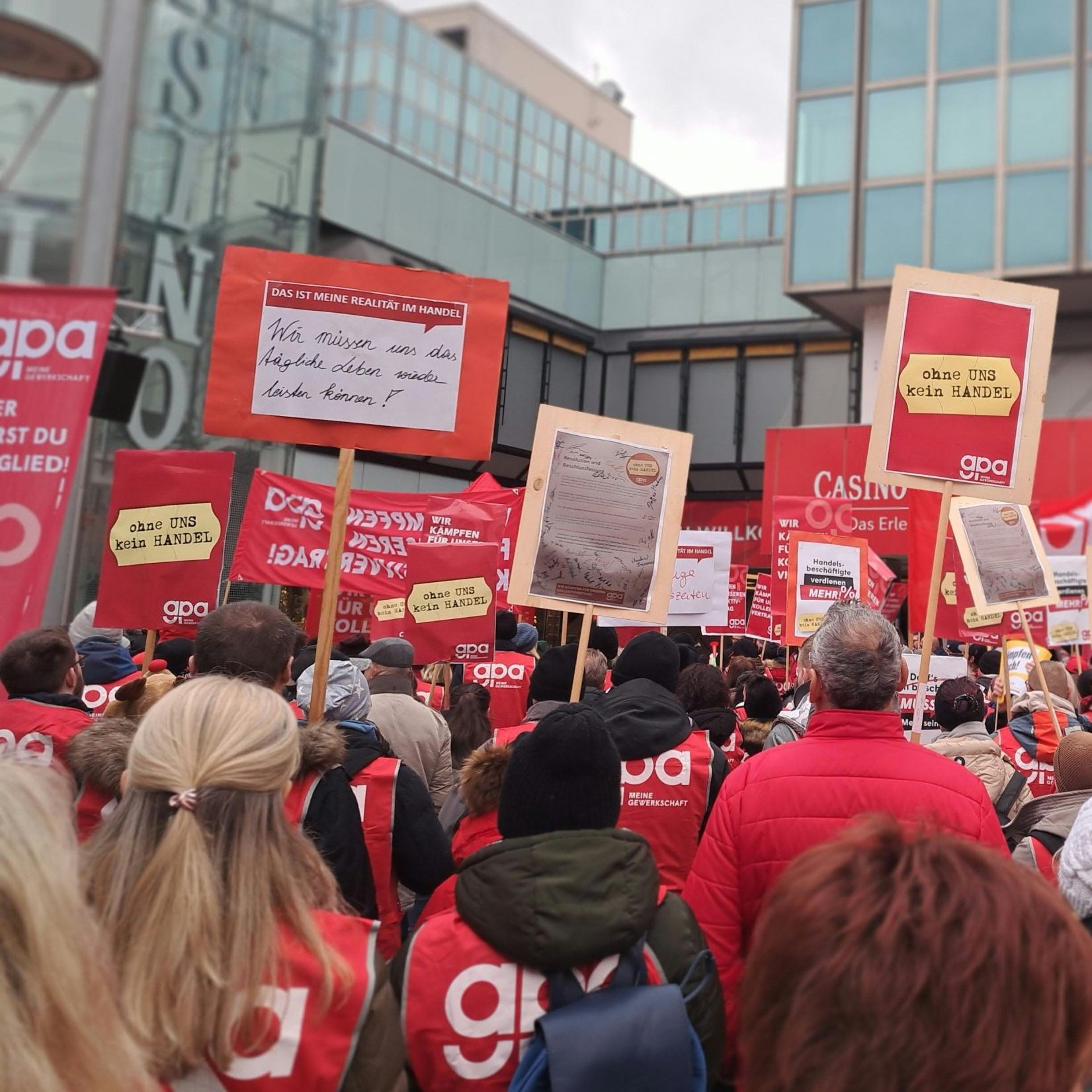 Kundgebung für einen fairen Gehaltsabschluss im Handel.