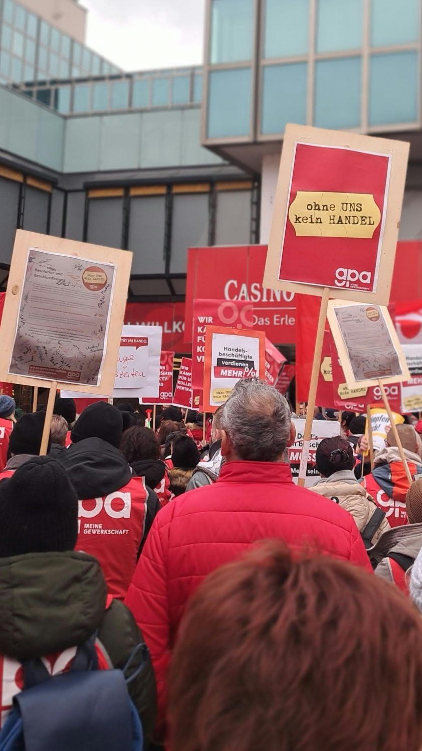 Kundgebung für einen fairen Gehaltsabschluss im Handel.