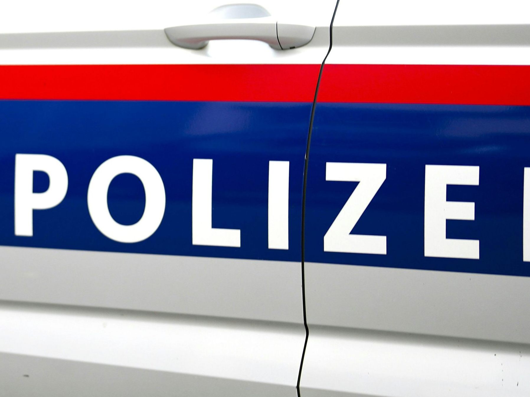 Weitere umfangreiche Ermittlungen in dem Ermittlungskomplex dauern an.