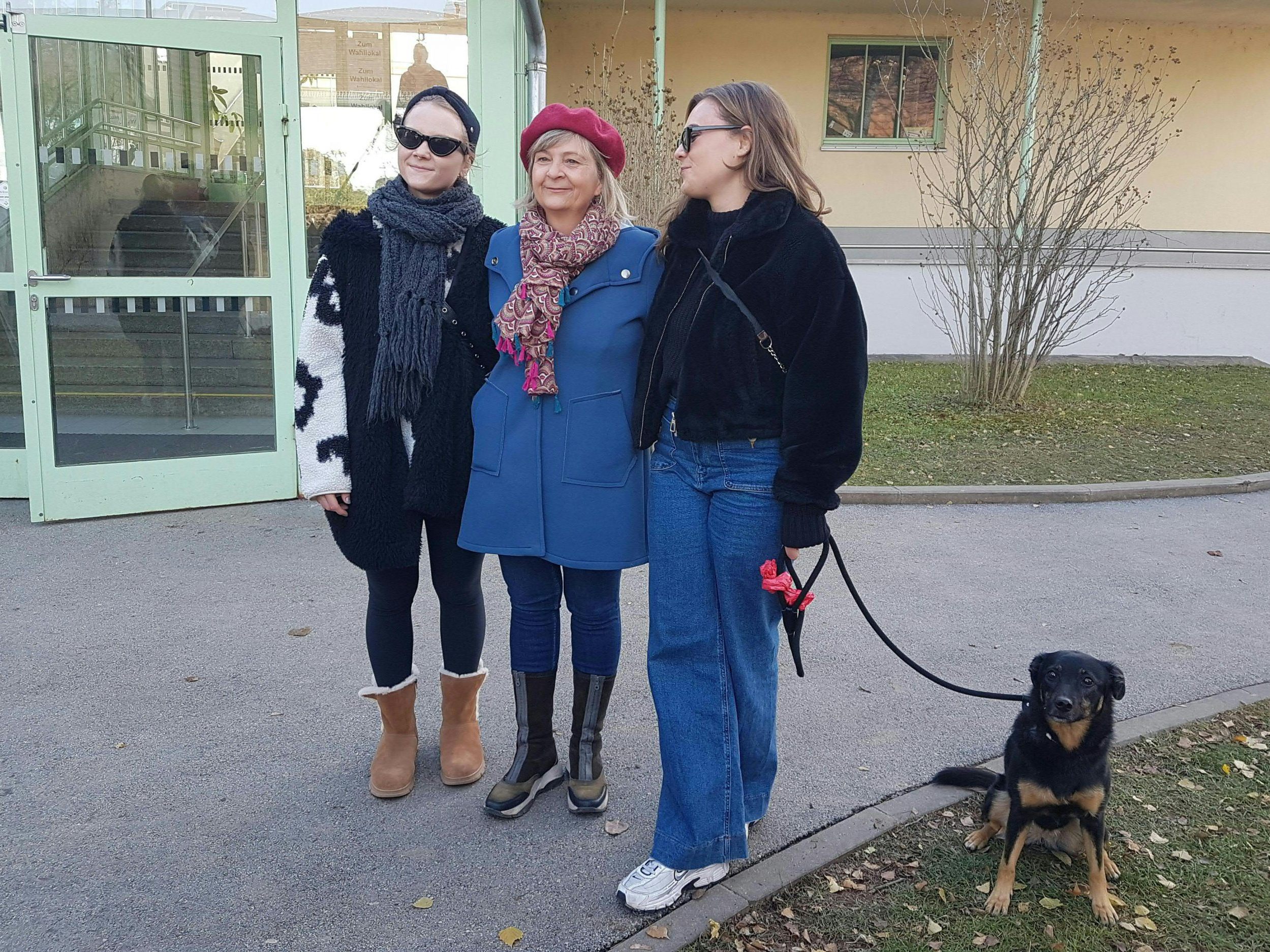 Klimt-Weithaler wählte mit ihren Töchtern und dem Hund.