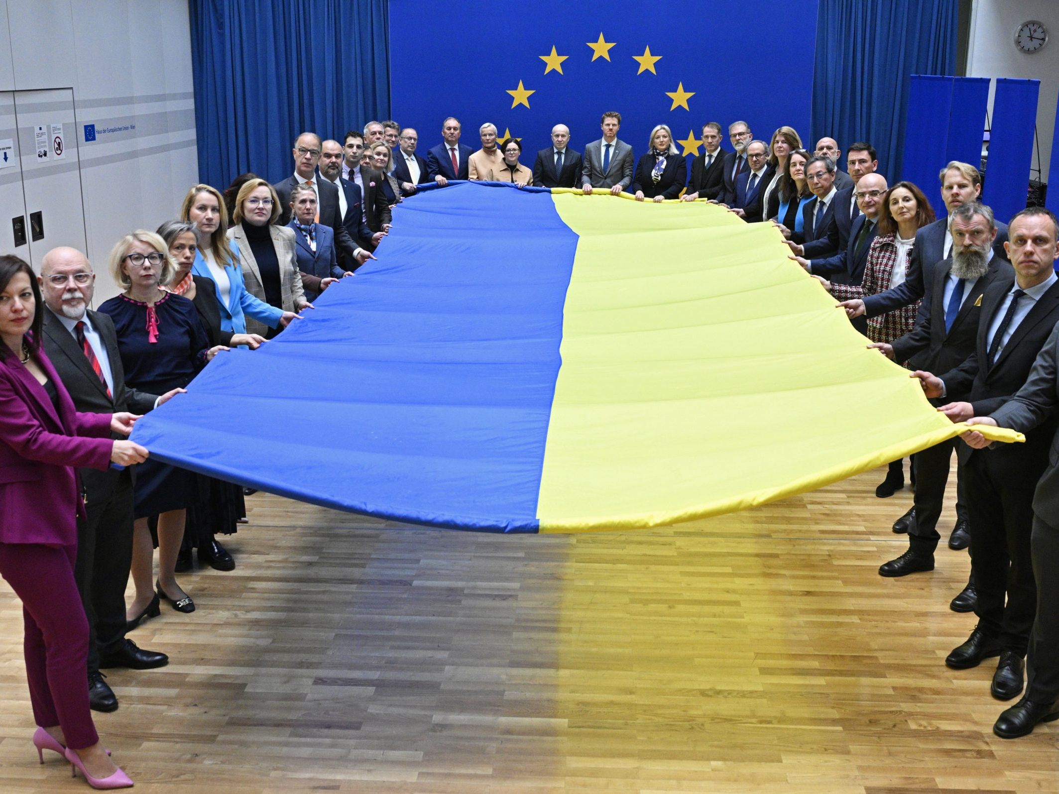 Solidarität mit der Ukraine mit Botschafterinnen und Botschaftern der EU-Staaten in Wien. Solidarität mit der Ukraine mit Botschafterinnen und Botschaftern der EU-Staaten in Wien.