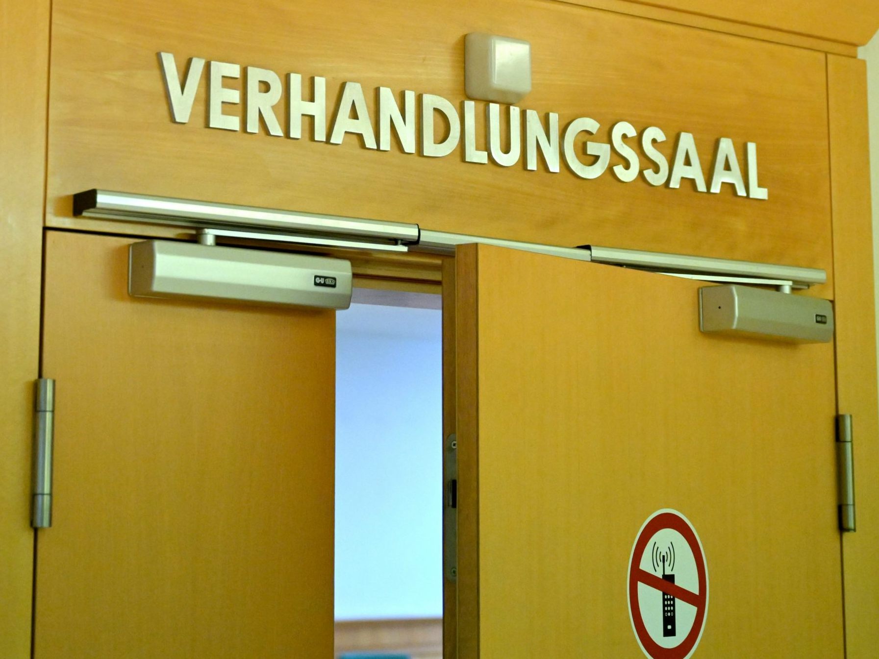 Prozess gegen einen Justizwachebeamten nach Flucht eines IS-Verdächtigen. Prozess gegen einen Justizwachebeamten nach Flucht eines IS-Verdächtigen.