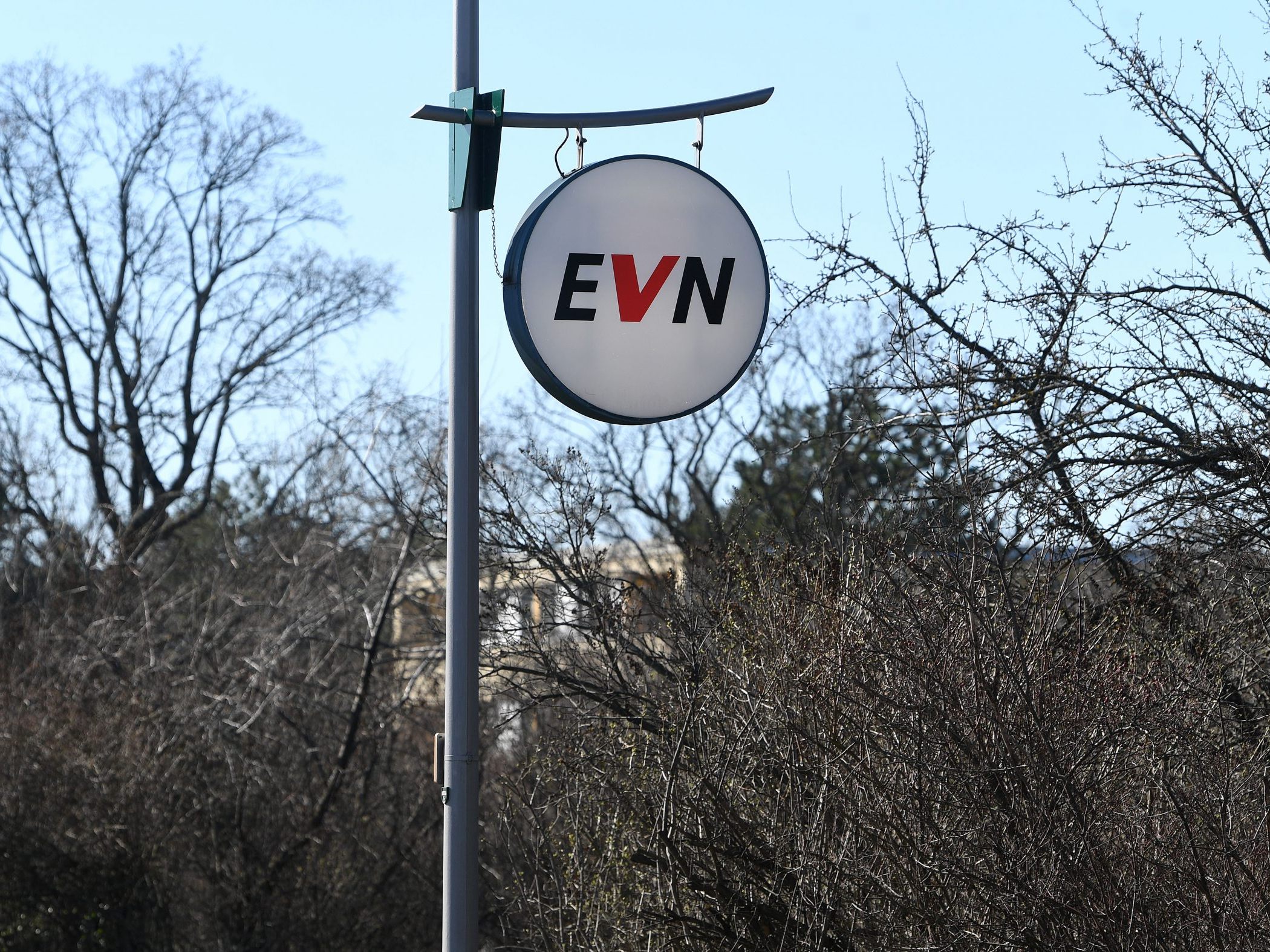 "Das Hochwasser hat nicht nur große Schäden an der Müllverbrennungsanlage verursacht, sondern auch erhebliche Mengen an Sperrmüll hinterlassen", so die EVN. Das Foto zeigt ein Logo des Energieversorgers in Niederösterreich.
