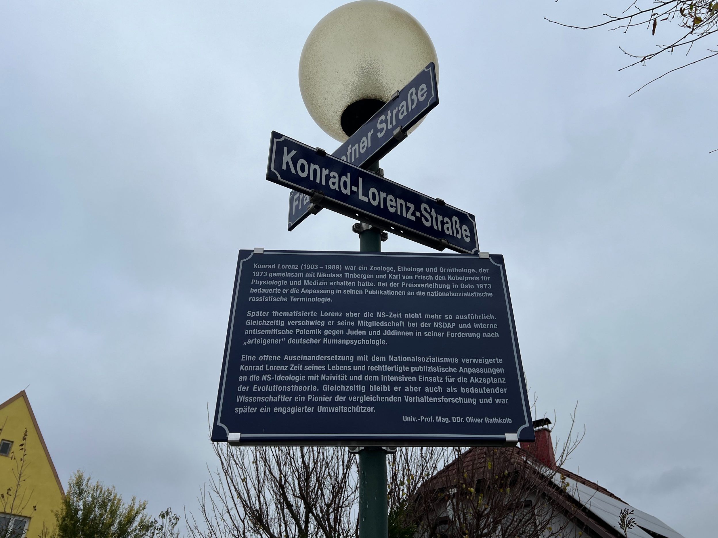 Tullner Konrad-Lorenz-Straße mit Zusatztafel. Tullner Konrad-Lorenz-Straße mit Zusatztafel.