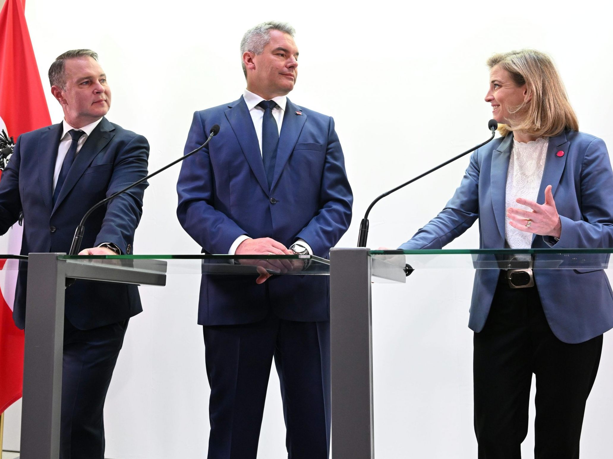 Hat Österreich künftig eine Koalition aus ÖVP, SPÖ und NEOS? Die Regierungsverhandlungen haben jedenfalls bereits begonnen. Hat Österreich künftig eine Koalition aus ÖVP, SPÖ und NEOS? Die Regierungsverhandlungen haben jedenfalls bereits begonnen.
