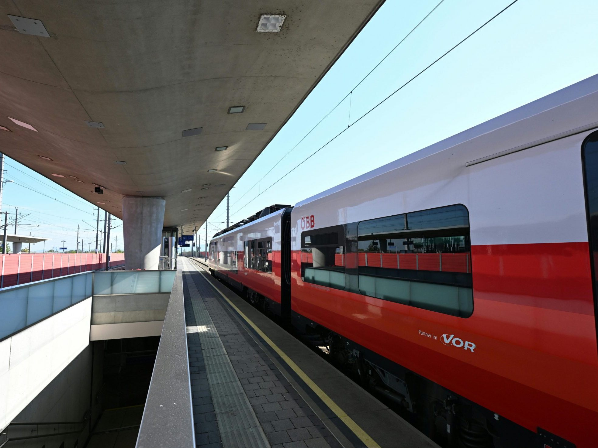 Der Bahnhof Tullnerfeld im September. Der Bahnhof Tullnerfeld im September.